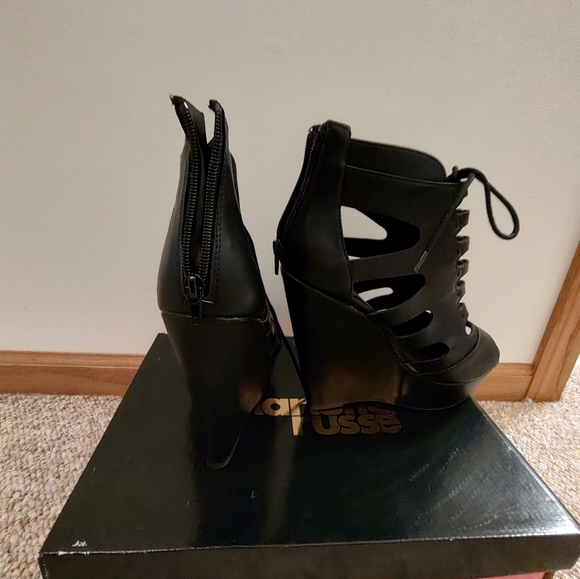 Wedge Heels - Picture 3 of 4